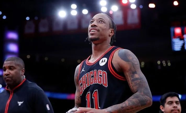 爱游戏娱乐-鹈鹕险胜76人，德罗赞扛起全队