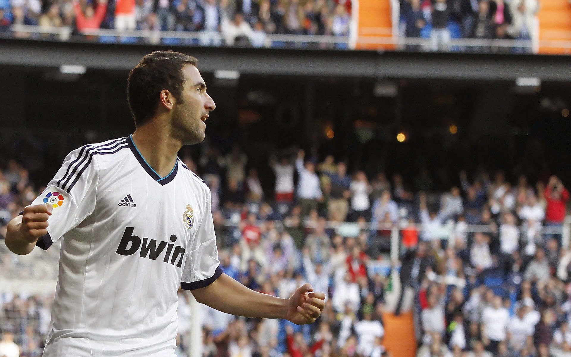 字母风暴，当美加墨之夜的球场化为他的交响乐舞台